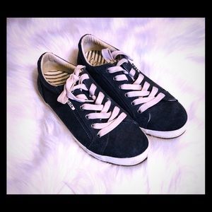 Taos footwear canvas star lace up sneakers